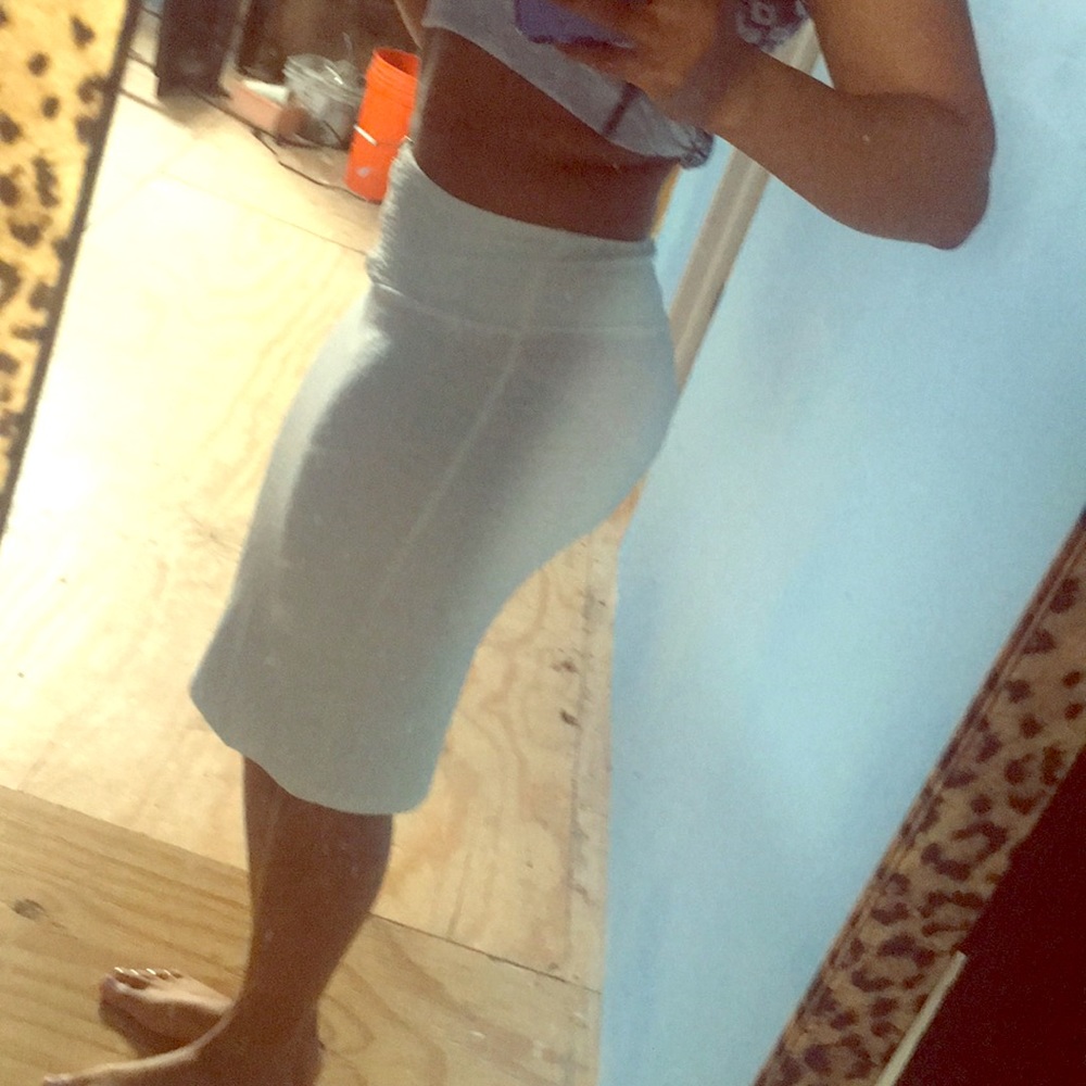 Stretchy white fitted skirt